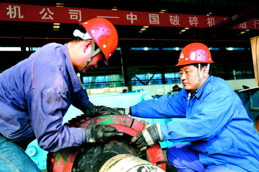 山东煤机集团莱芜煤机公司工人正试装齿板