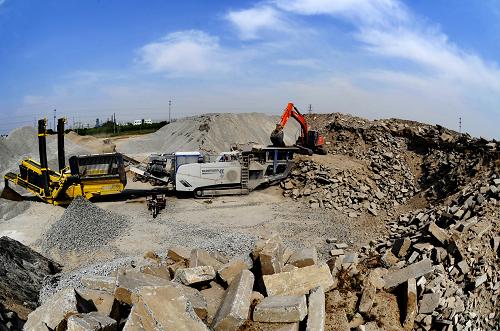 移动破碎筛分设备对建筑垃圾进行破碎筛分处理