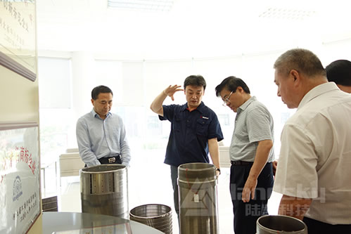 考察组观看筛网滤器