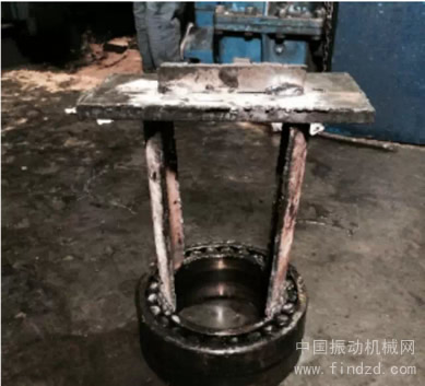 自制工具解决MMD破碎机更换齿辊轴承难题