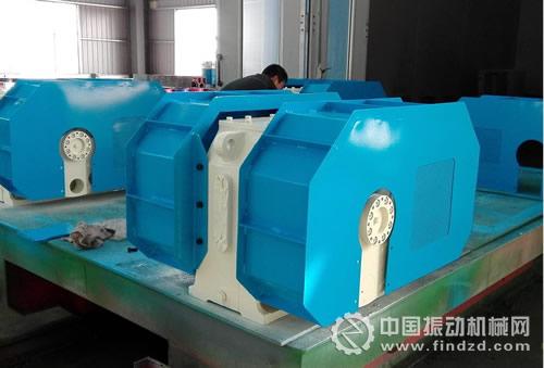 图为正在吊装的洛阳虎踞矿山设备公司箱式激振器