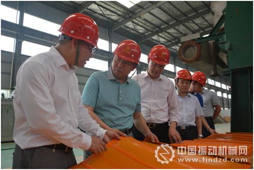 鑫鹰科技总经理洪镇波(左一)向李秉恒局长介绍创新产品