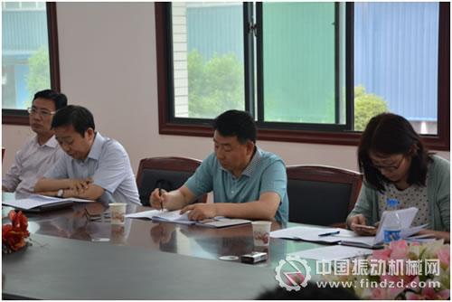 李秉恒局长(右二)认真听取汇报