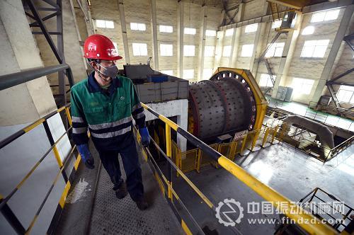 在金昌市金川公司，工人在铜炉渣选矿球磨车间巡查