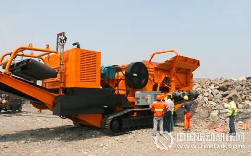 山宝CT710J 履带式移动破 开到现场后，先进行简单的钢结构安装。现场没有请吊机，只用挖机助力即可，很简单。