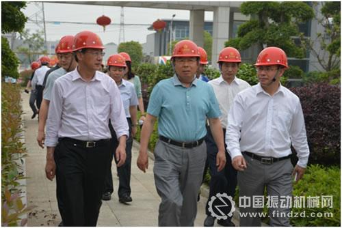 省证监局李秉恒局长(中)参观公司花园厂区