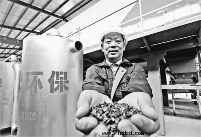刘子光在展示经垃圾处理设备分离后,加工成的塑料颗粒。
