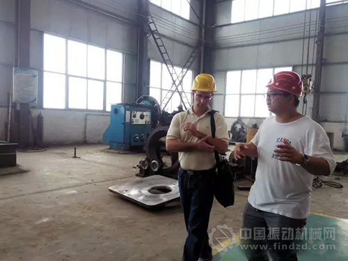 客户到生产车间参观机器加工过程,对康百万机械公司的制造加工能力给予充分肯定