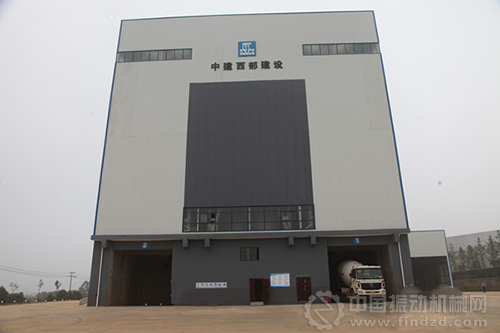 中建西部建设湖南有限公司搅拌楼,正式投产后可日生产混凝土4000立方,生产效率提高20%左右。
