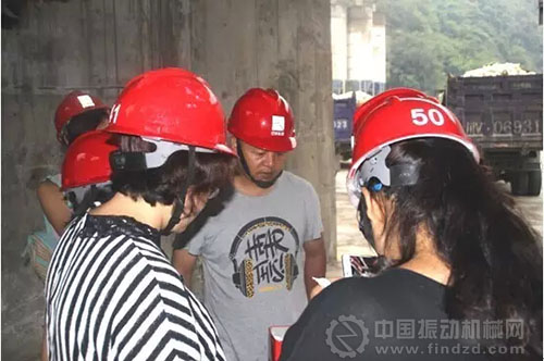 图四:管理人员在观察试车结果