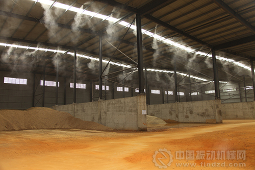 全封闭带自动喷淋装置的室内堆料场,改变了传统混凝土企业砂石露天堆放、噪声大、扬尘多、材料水分受天气影响大等缺陷。