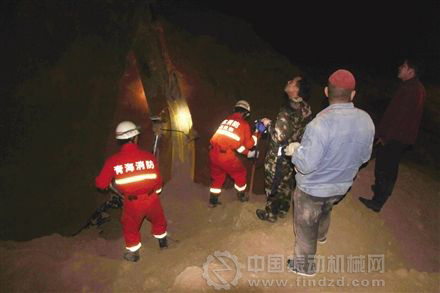 图为事故现场消防官兵正在展开救援。