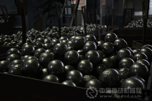 运用高效球磨综合节能技术生产的磨球,耐磨性更好