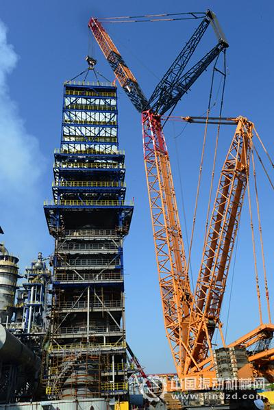 图为吊装到位　对接成功