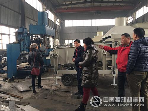 三圆堂郑总带领行业同仁一起参观生产车间