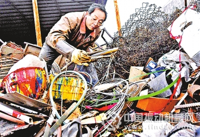 刘金玉在废品里淘宝