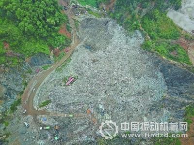 挖掘机正在对填埋垃圾分选、翻晒