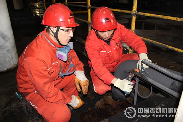 图为职工正在进行防煤泥水线路改造