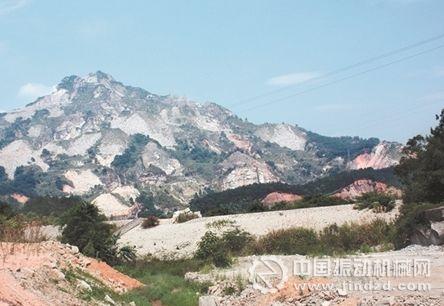 铁峰山二期改造前，山体破坏严重