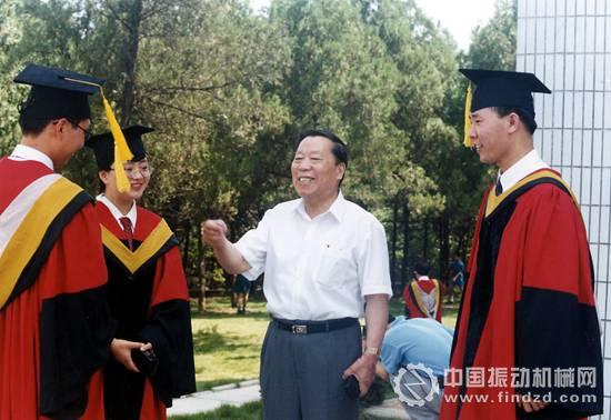 陈清如院士与毕业生在一起。