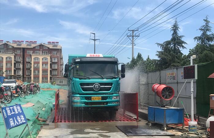 渣土车驶出先“洗澡”