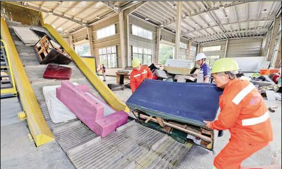 在湖里区大件垃圾处理厂,工作人员正在搬运大件物品