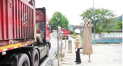 执法人员严查大货车。