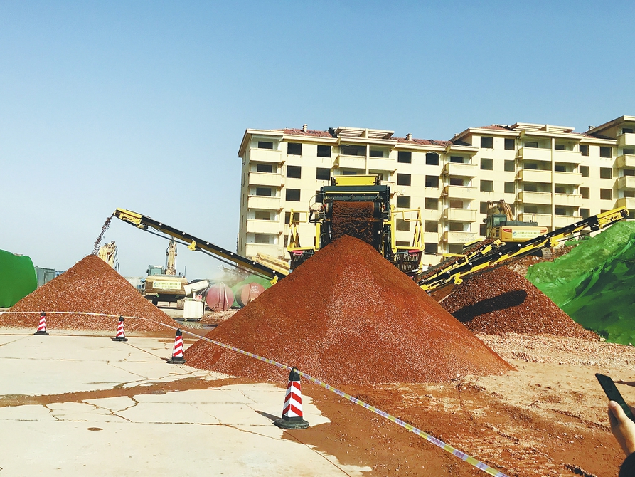 拆迁工地内建筑垃圾被加工成骨料再利用