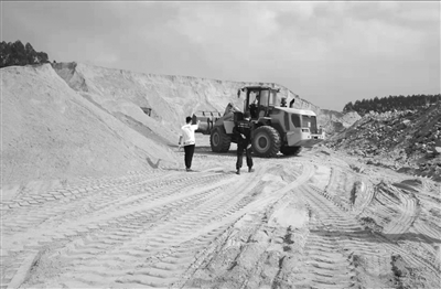 17 日中午，一辆非管理方的铲车开进日音山临时堆砂点铲砂，被保安制止