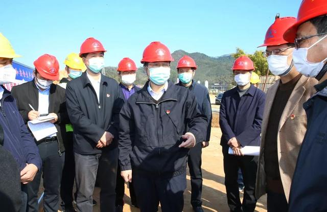 刘远在漳武高速公路南靖段工程项目施工现场察看了解该项目复工情况