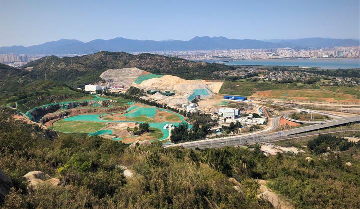 厦门海沧竹兰山矿山生态修复工程,现场用无人机拍摄传回的照片。