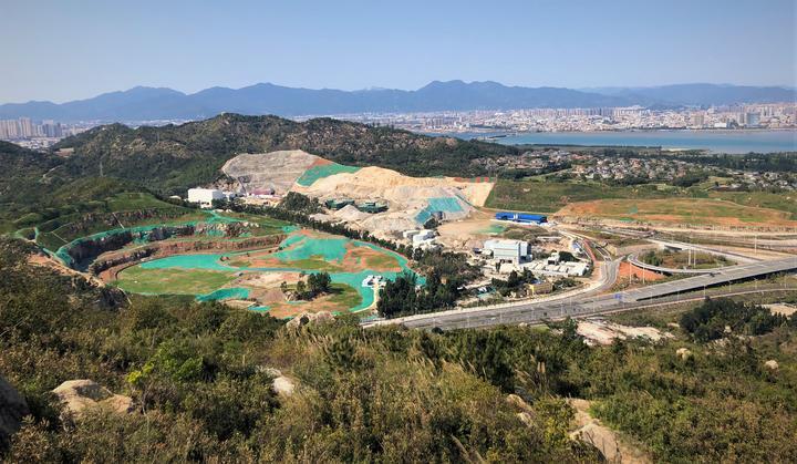 　厦门海沧竹兰山矿山生态修复工程，现场用无人机拍摄传回的照片。