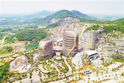 左图为深坑里建起的南京蜂巢酒店