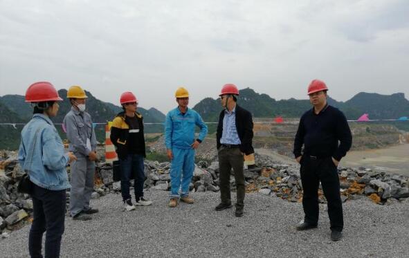 图为扶绥海螺昌平乡石灰岩矿绿色矿山实地核查督导工作
