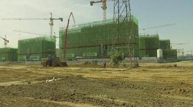 垃圾清理完后，相关部门对空地进行平整