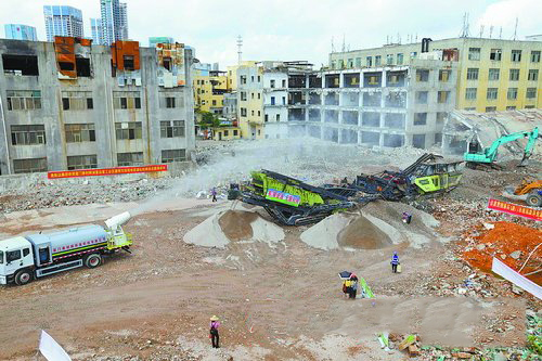 湖里区店里工业区拆迁现场,移动破碎机将建筑废土就地转化为再生建材。