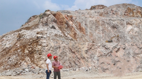 9月1日，宁远县自然资源部门工作人员实地检查冷水镇某一矿山企业安全生产情况
