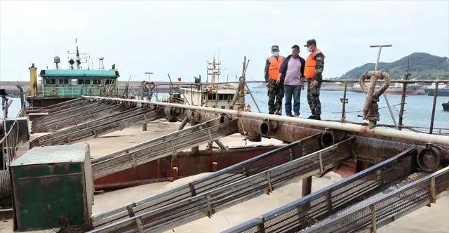 海警战士带人指认涉案沙船