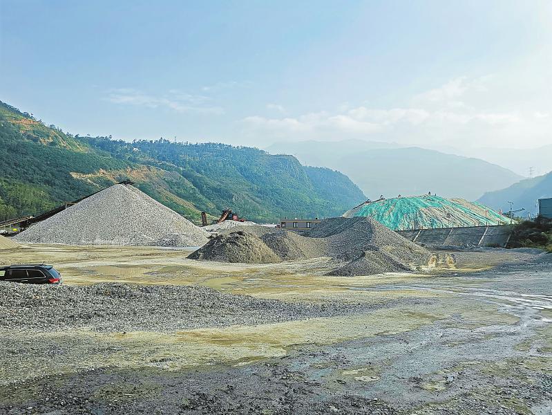 10月23日，位于乐山市峨边县境内大渡河岸边的一处采砂基地内，河砂堆成了小山。