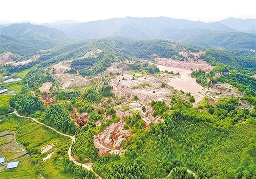 江西大余县南安镇新华村滴水龙废弃稀土矿山治理前
