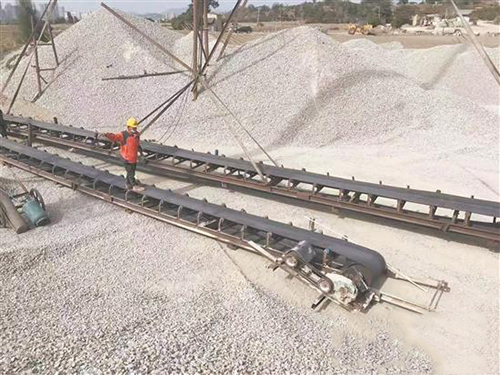 乡镇督促无合法建设用地手续的砂石场自行拆除机械