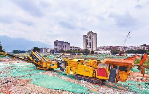 南方建材市场周边旧屋区改造项目拆除现场，拆除、清运、资源化利用实现无缝衔接