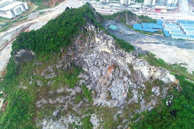 南宁市隆安县点灯山矿山生态修复综合治理项目实施前，废弃矿山千疮百孔、满目疮痍