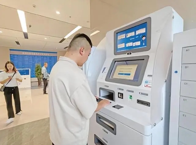 市民在自助服务终端一体机上办理建筑垃圾准运证。