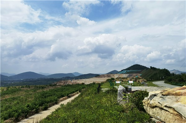 图为国家级绿色矿山广德市青岭石灰石矿区赵山石灰石矿