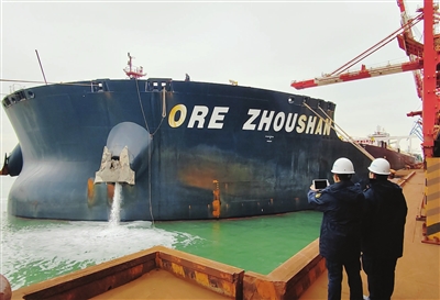 海关关员对入境船舶进行水尺计重。 照片由天津海关提供