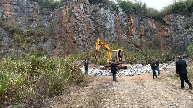 图为非法开采现场