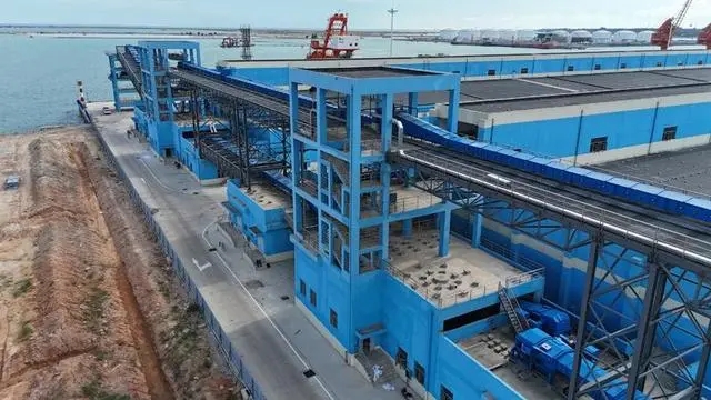 新建的化肥仓库带式输送机作业线。中交一航局供图